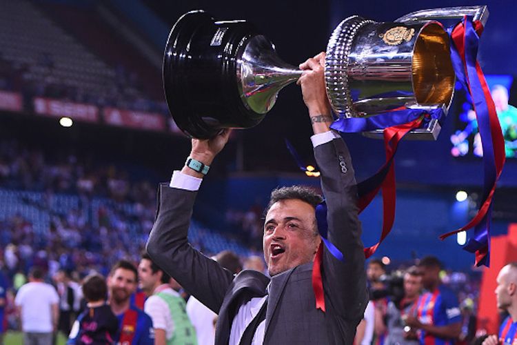 Luis Enrique mengangkat trofi Copa del Rey seusai Barcelona mengalahkan Alaves pada laga final di Stadion Vicente Calderon, Sabtu (27/5/2017).  Per 9 Juli 2018, Luis Enrique resmi jadi pelatih timnas Spanyol. 