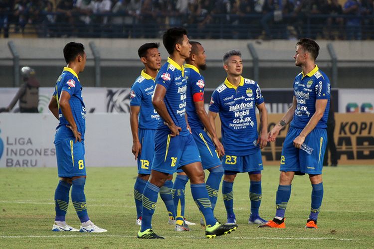 Para pemain Persib Bandung berkumpul di tengah Lapangan Stadion Si Jalak Harupat, Kabupaten Bandung, setelah ditahan imbang Madura United 1-1, beberapa waktu lalu.   