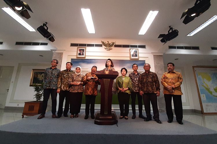 Panitia Seleksi Calon Pimpinan Komisi Pemberantasan Korupsi (KPK) usai bertemu Presiden Jokowi di Istana Kepresidenan, Jakarta, Senin (17/6/2019). Dari pertemuan tersebut, Presiden berharap Pansel KPK menghasilkan calon pimpinan KPK dengan kemampuan managerial dan menguasai dinamika pemberantasan korupsi.