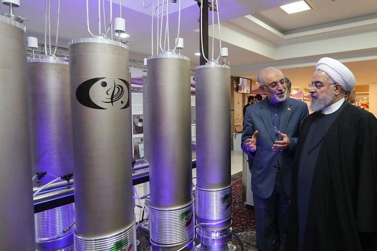 Foto yang dirilis pada 9 April 2019 oleh kantor kepresidenan Iran, menampilkan Presiden Iran Hassan Rouhani (kanan) saat mengunjungi fasilitas teknologi nuklir Iran di Teheran.