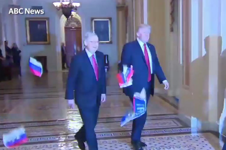 Presiden Amerika Serikat Donald Trump dilempari bendera Rusia saat berkunjung ke gedung Capitol Hill, di Washington DC, AS, Selasa (24/10/2017). (ABC News)