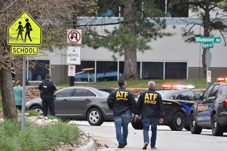 Petugas polisi memeriksa di sekitar sekolah di Highland Ranch, Colorado, lokasi terjadinya penembakan, pada Selasa (7/5/2019).