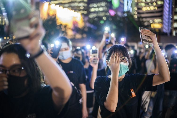 Pelajar dan mahasiswa Hong Kong berkumpul di Edinburgh Place, untuk melakukan aksi protes, pada Kamis (22/8/2019) malam.