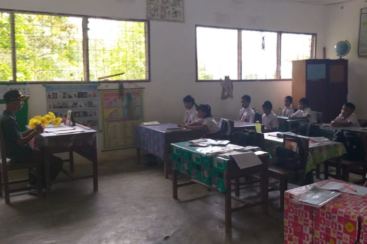 Para murid sekolah dasar negeri 091437 Desa Huta Mula, Kecamatan Pematang Sidamanik, Kabupaten Simalungun, Sumatera Utara, saat sedang asyik belajar diruang kelas, Selasa (20/11/2018).
