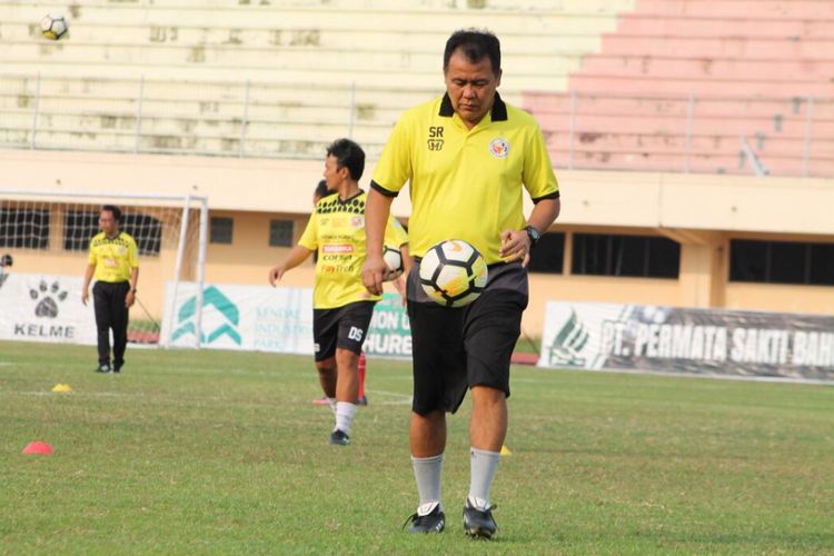 Syafrianto Rusli tidak akan mendampingi Semen Padang saat berhadapan dengan Timnas U-19