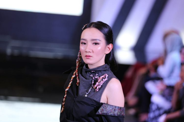 Hilda Amalia juga memakai material daur ulang untuk ornamen yang menghiasi rambut.  