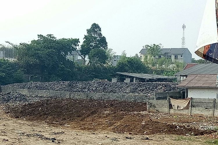 Tempat pembuangan akhir (TPA) sampah ilegal di Jalan Kemuning 3, Kecamatan Pamulang Barat, Kota n TPA Tangerang Selatan (Tangsel), Selasa (3/9/2019). Keberadaan TPA itu dikeluhkan warga karena menimbulkan bau.