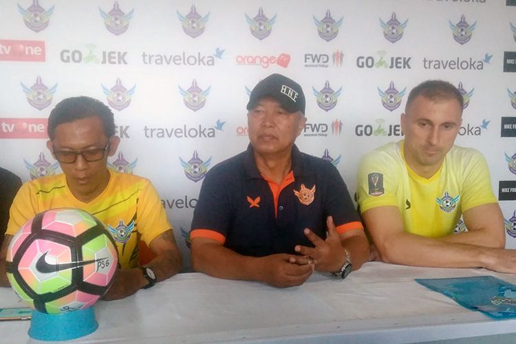 Pelatih Persegres Gresik United Hanafi (tengah) dan Sasa Zecevic (kanan), sebelum laga kontra Borneo FC.