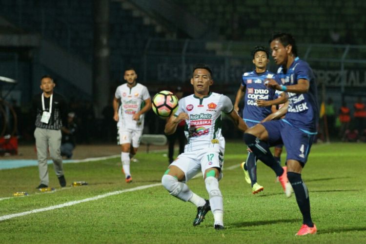Arema FC dan PS TNI bertanding pada pekan ke-29 Liga 1 di Stadion Kanjuruhan, Sabtu (14/10/2017).