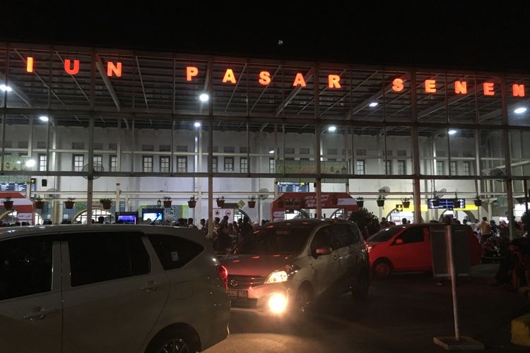 Suasana Stasiun Pasar Senen yang dipenuhi calon penumpang, Minggu (10/6/2018) dini hari.