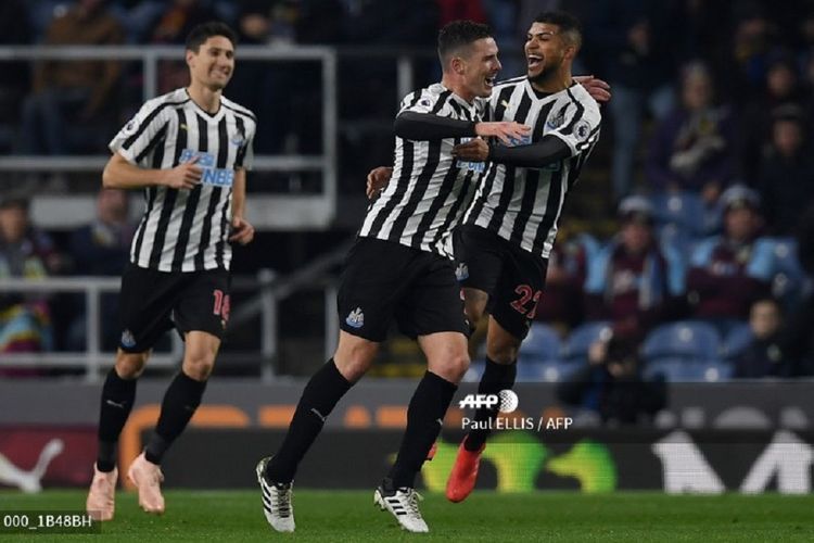 Pemain Newcastle merayakan gol yang dicetak Ciaran Clark pada laga melawan Burnley di Stadion Turf Moor, Senin (26/11/2018) atau Rabu dini hari WIB. Newcastle menang dengan skor 2-1 dan menjauh dari zona degradasi.