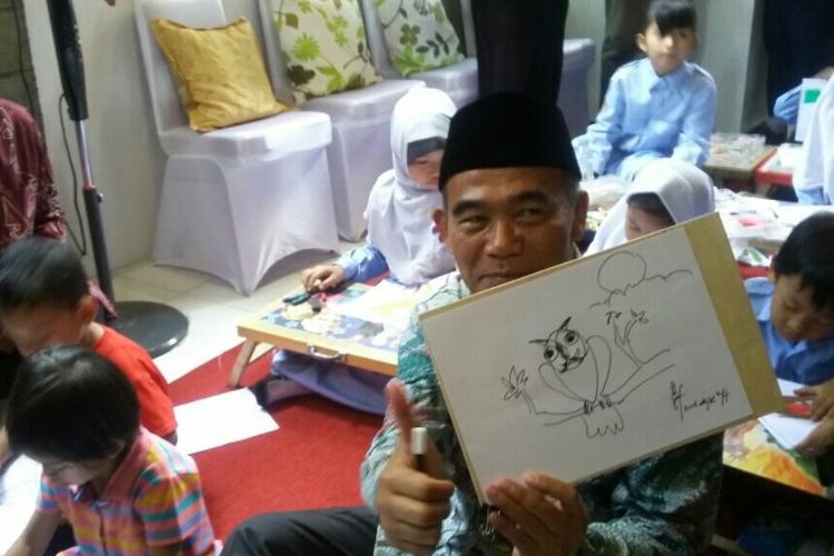 Menteri Pendidikan dan Kebudayaan Republik Indonesia, Muhadjir Effendy menunjukan karyanya saat menggambar bersama anak-anak SD Kadipiro 1 di peresmian Museum Tino Sidin.