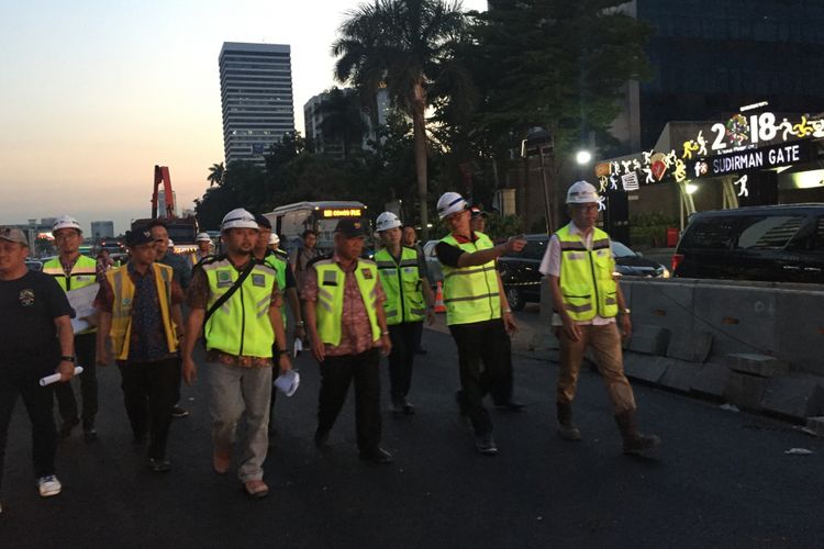 Menteri PUPR Basuki Hadimuljono saat mengecek pekerjaan perbaikan trotoar dan jalan di sepanjang koridor Jalan Sudirman-Thamrin, Jumat (6/7/2018). Saat meninjau, Menteri Basuki melakukan perjalanan sejauh 3 kilometer.