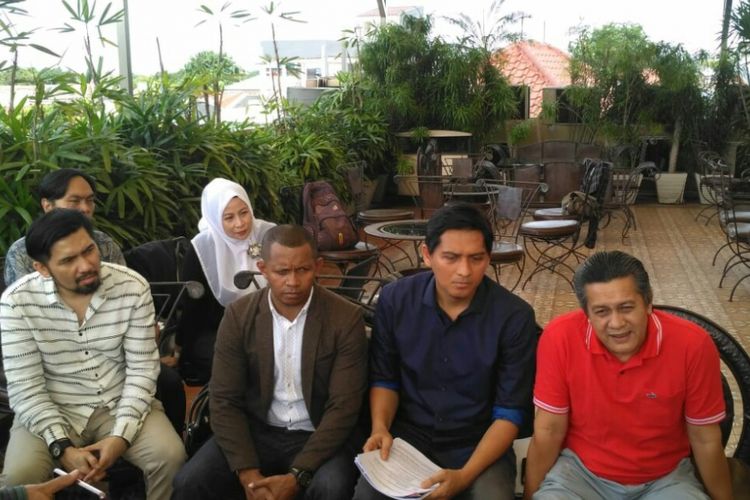 Artis peran Lucky Hakim (kedua kanan) bersama Gusti Randa (kanan) didampingi tim kuasa hukum ditemui saat jumpa pers di kawasan Tebet, Jakarta Selatan, Jumat (15/2/2019).