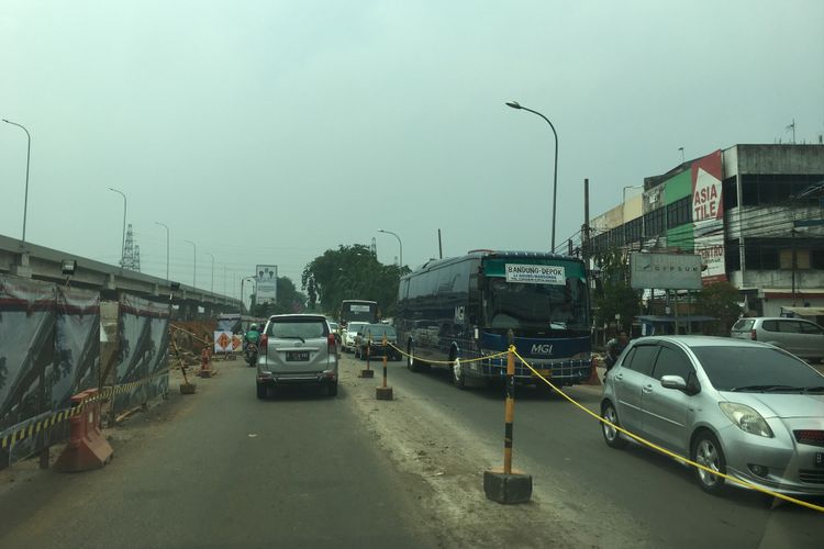 Jalan KH Noer Ali atau Kalimalang Bekasi nampak padat imbas jalan Tol Jakarta-Cikampek dan JORR macet yang disebabkan insiden crane jatuh di tol, Bekasi, Kamis (16/11/2017).
