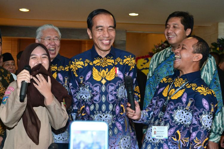 Presiden Joko Widodo menyempatkan diri berbincang dengan siswi SMK usai menghadiri acara HIPMI di Tangerang, Banten, Rabu (7/3/2018).