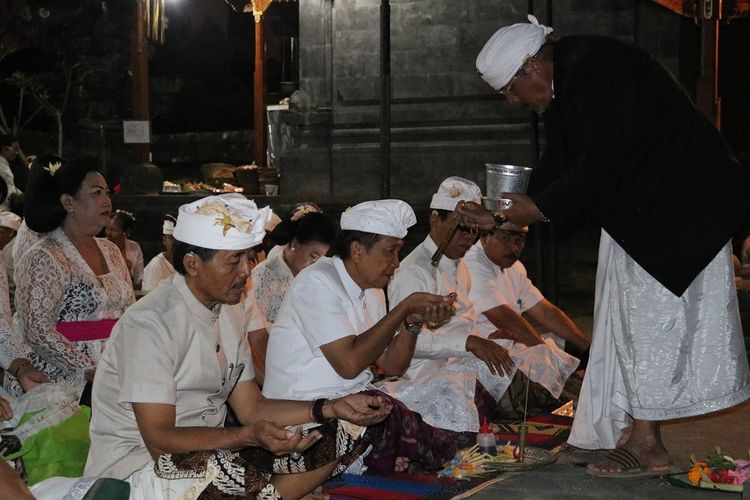 Gubernur Bali I Made Mangku Pastika (tengah) saat mengikuti prosesi Ngaturang Bhakti “Panglempana” di Pura Besakih, Rabu (30/9/2017)