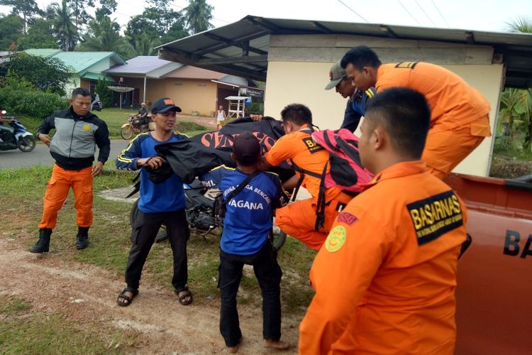 Korban diterkam buaya dievakuasi tim Tagana dan Basarnas di Desa Gantung, Belitung Timur.