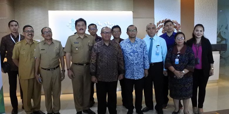 Dirut BPJS Ketenagakerjaan Agus Susanto (tengah paling depan) dan Wakil Bupati Gianyar, Anak Agung Gede Mayun (samping kiri Agus) berfoto bersama jajaran BPJS Ketenagakerjaan Gianyar dan RS Kasih Ibu Saba, di Gianyar, Bali, Selasa (12/2/2019)