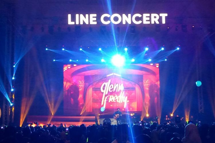 Glenn Fredly saat menyanyikan You Are My Everything pada LINE Concert di Grand City Hall, Jumat (8/9/2017).