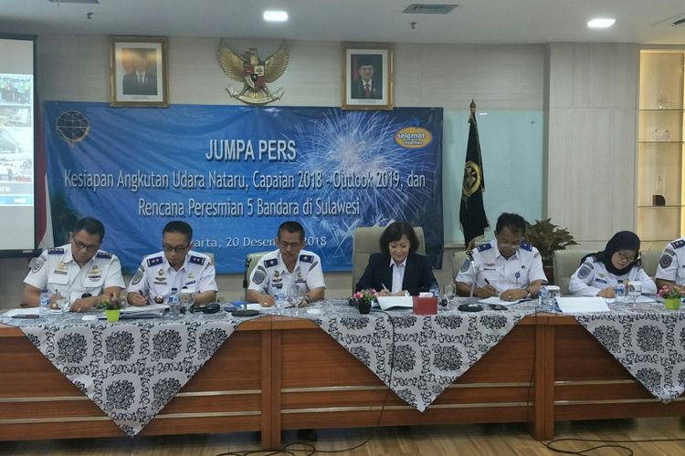 Sekretaris Jenderal Perhubungan Udara  Nur Isnin Istiartono (Ketiga dari kanan) di Jakarta, Kamis (20/12/2018)