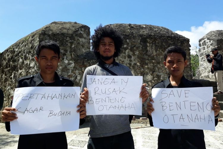 Sejumlah mahasiswa memprotes perusakan situs Benteng Otanaha oleh proyek Dinas Pariwisata Kota Gorontalo. 