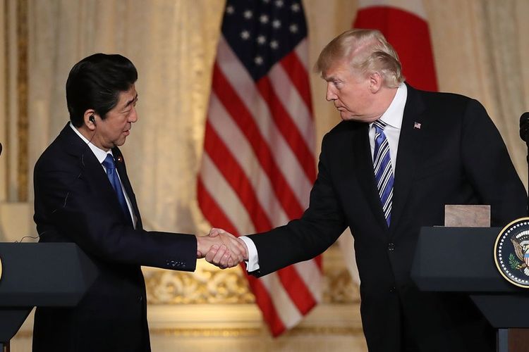 Perdana Menteri Jepang Shinzo Abe (kiri) berjabat tangan dengan Presiden AS Donald Trump usai pertemuan di Mar-a-Lago, Palm Beach, Florida, Rabu (18/4/2018).