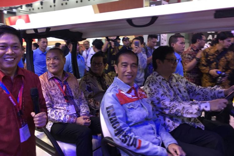 Presiden RI Joko Widodo berkeliling IIMS 2018 didampingi CEO Kompas Gramedia Lilik Oetama (baris kedua di kanan)