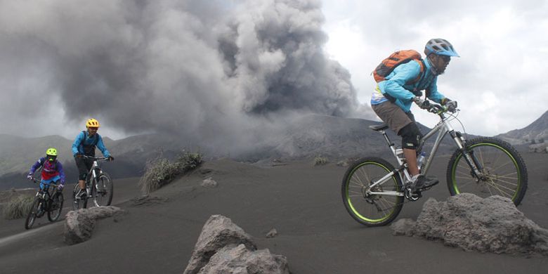 Anggota komunitas penggemar sepeda gunung berwisata di gunung Bromo yang sedang mengalami erupsi di Probolinggo, Jawa Timur, Sabtu (23/3/2019). Balai Besar Taman Nasional Bromo Tengger Semeru (TNBTS) mencatat jumlah kunjungan wisatawan domestik di gunung Bromo sejak bulan Februari 2019 mencapai 35.164 orang sementara wisatawan asing mencapai 758 orang.