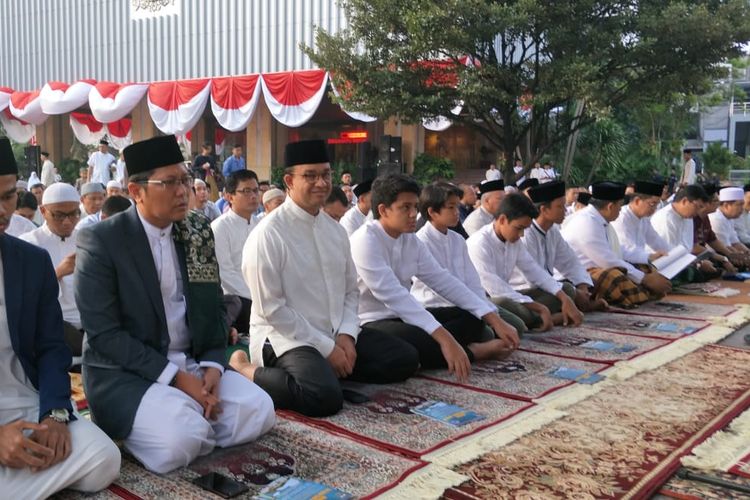 Gubernur DKI Jakarta Anies Baswedan melaksanakan shalat Idul Adha di halaman Balai Kota DKI Jakarta, Jalan Medan Merdeka Selatan, Minggu (11/8/2019) pagi.