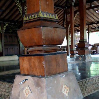 Umpak soko guru atau tiang utama penyangga struktur bangunan Rumah Joglo Saridin di Kendal, Jateng. Rumah Joglo Saridin dahulu merupakan rumah milik Retno Jenoli, kakak dari Sultan Agung Anyokrokusumo, yang menjadi istri Syekh Jangkung (Saridin), tokoh ikonik yang menjadi legenda masyarakat Pantura Timur Pulau Jawa karena kesaktiannya.