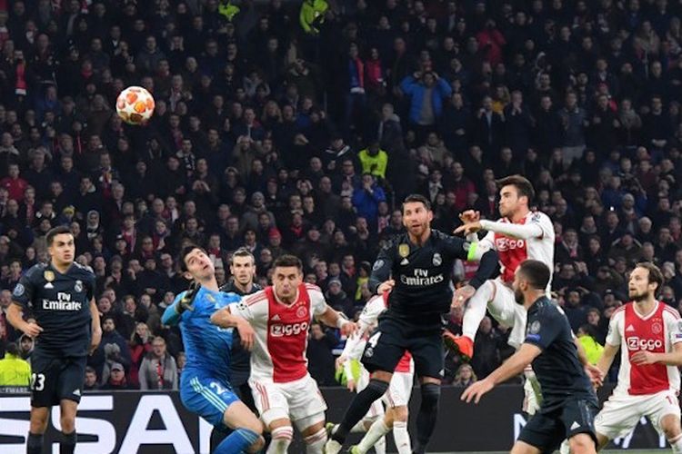 Gol Nicolas Tagliafico pada pertandingan Ajax Amsterdam vs Real Madrid dalam babak 16 besar Liga Champions di Johan Cruyff Arena dianulir wasit, 13 Februari 2019. 