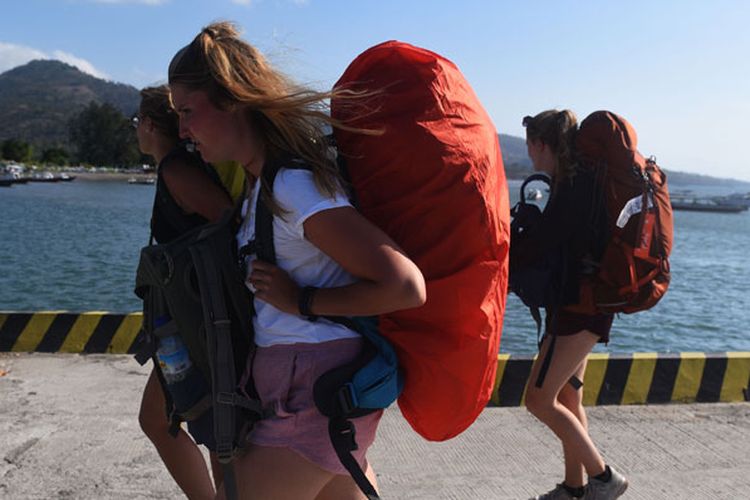 EVAKUASI WISATAWAN GILI TRAWANGAN

Wisatawan mancanegara meninggalkan Pelabuhan Bangsal usai dievakuasi dari Gili Trawangan di Pelabuhan Bangsal, Lombok Utara, NTB, Senin (6/8/2018). Sedikitnya 700 orang wisatawan bersama warga setempat dievakuasi dari Gili Trawangan, Gili Air dan Gili Meno menuju Pelabuhan Bangsal mengantisipasi terjadinya gempa susulan.