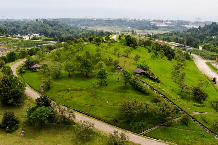 Tampak asri dan hijau, bukit ini adalah landfill limbah B3 yang dikelola PPLI.