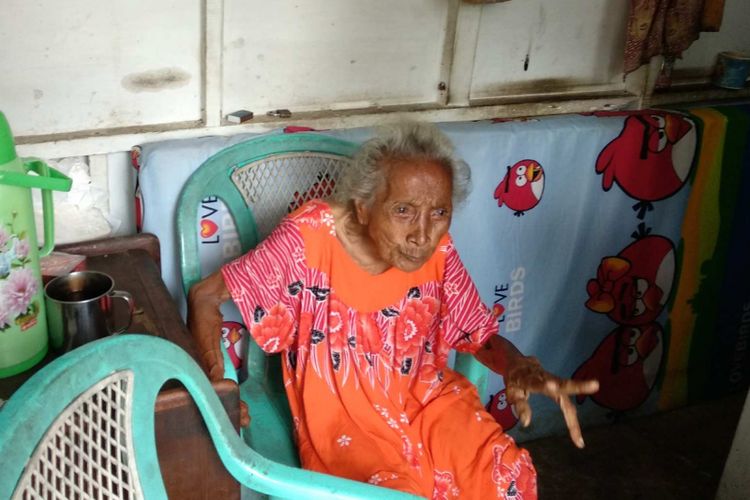 Nenek Nur (130) tinggal seorang diri di pos keamanan di kawasan Cipete, Jakarta Selatan, Jumat (10/11/2017).