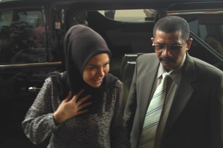 Nikita Mirzani didampingi kuasa hukumnya Fachmi Bachmid menghadiri sidang isbat terkait perceraiannya di Pengadilan Agama Jakarta Selatan, Ragunan, Pasar Minggu, Rabu (28/8/2018).