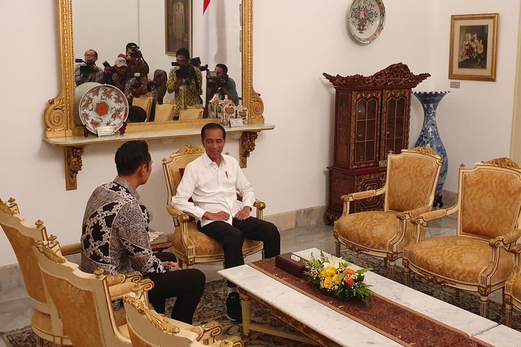 Presiden Joko Widodo dan Komandan Kogasma Partai Demokrat Agus Harimurti Yudhoyono di Istana Merdeka, Jakarta, Kamis (2/5/2019).