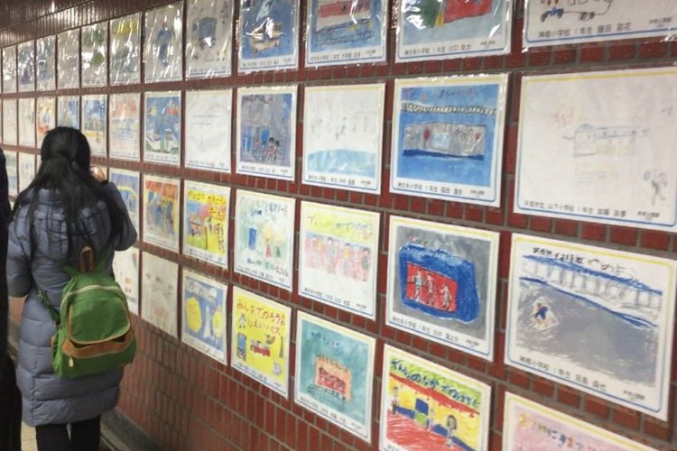 Beberapa gambar karya anak TK yang dipajang di stasiun. Setiap tahun, operator kereta swasta Jepang bekerjasama dengan taman kanak-kanak menyelenggarakan perlombaan untuk mengajarkan etika berkereta.