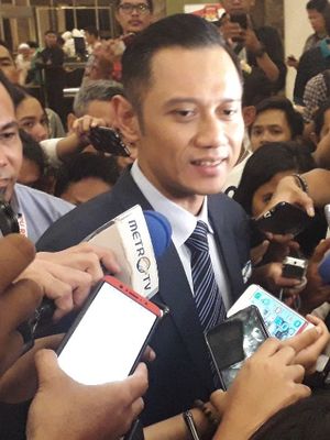 Komandan Kogasma Partai Demokrat Agus Harimurti Yudhoyono memberi keterangan setelah debat kelima Pilpres 2019 di Hotel Sultan, Sabtu (13/4/2019).(KOMPAS.com/Ardito Ramadhan D)