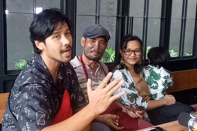 Chicco Jerikho, Rahung Nasution, dan Anggia Kharisma saat ditemui di Lapo Bonga Bonga, Cipete, Jakarta Selatan, Sabtu (13/10/2018).
