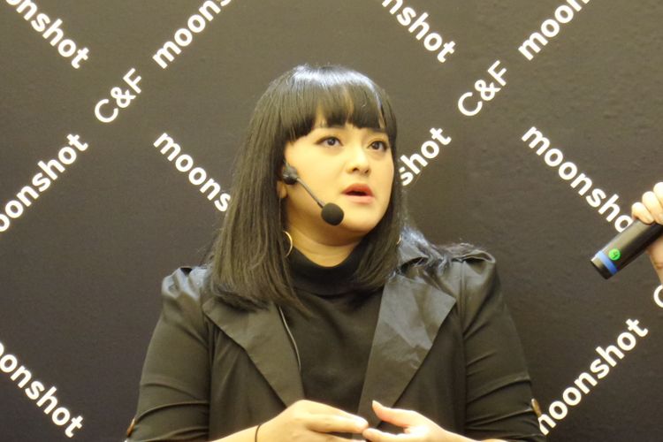 Makeup artist Lizzie Parra saat peluncuran gerai Moonshot di Grand Indonesia, Jakarta, Jumat (10/8/2018).