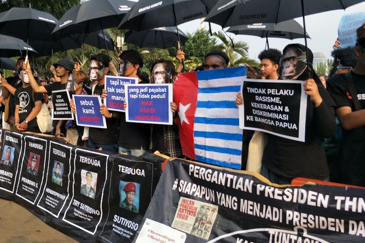 Massa aksi Kamisan bergabung dengan sejumlah mahasiswa Papua yang tergabung dalam Aliansi Mahasiswa Anti Rasisme, Kapitalisme, Kolonialisme, dan Militerisme saat berunjuk rasa di Taman Pandang Istana, di depan Istana Merdeka, Jakarta, Kamis (22/8/2019).