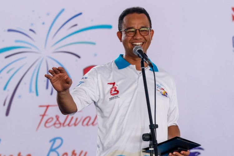 Gubernur DKI Jakarta Anies Baswedan saat memberi sambutan pada Festival Muara Baru 2018 di Dermaga Barat PPS Nizam Zachman, Jakarta, Sabtu (11/8/2018). Festival tersebut merupakan peringatan 34 tahun Perlabuhan Perikanan Samudra Nizam Zachman yang dihadiri Gubernur DKI Jakarta Anies Baswedan dan Menteri Kelautan dan Perikanan Susi Pudjiastuti.