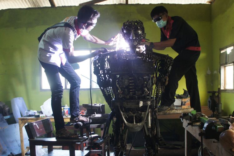 Siswa-siswi SMK Karya Utama, Karawang, tengah membuat patung berbentuk robot polisi, Senin (24/06/2019).
