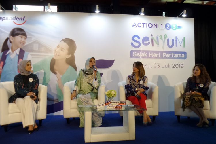 Pakar kesehatan gigi dan mulut Drg. Ratu Mirah Afifah, GCClinDent., MDSc, Senior Brand Manager Pepsodent Distya Tarworo Endri, Aktris dan presenter Nirina Zubir, dan  Psikolog anak dan keluarga Rosdiana Setyaningrum M.Psi. MHPEd (paling kiri ke kanan) dalam konferensi pers Pepsodent Action 123 di kawasan Kebayoran Baru, Jakarta Selatan, Selasa (23/7/2019). 