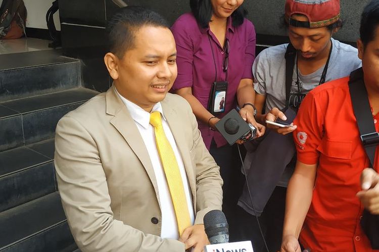 Kuasa hukum Eggi Sudjana, Pitra Romadoni Nasution, saat berbicara kepada awak media di Ditreskrimum Polda Metro Jaya,  Selasa (15/4/2019), soal penangkapan terhadap kliennya.
