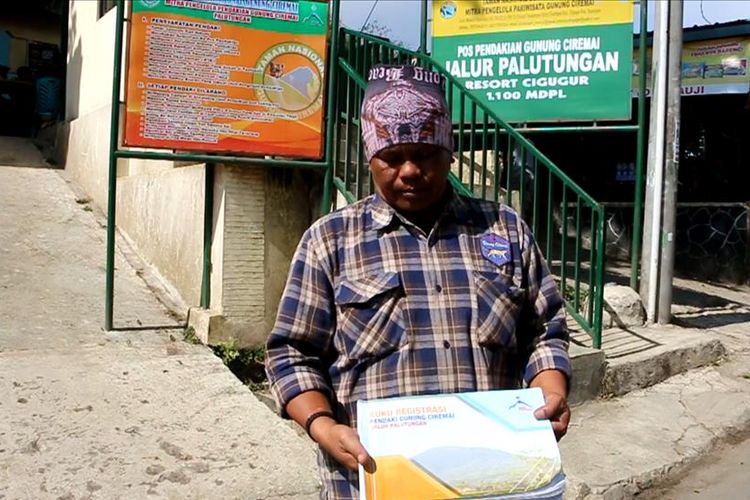 Endun Abdullah, Ketua Pengelola Pendakian Gunung Ciremai Jalur Palutungan, menyampaikan informasi penutupan jalur dan proses evakuasi pendaki, Kamis (8/8/2019)