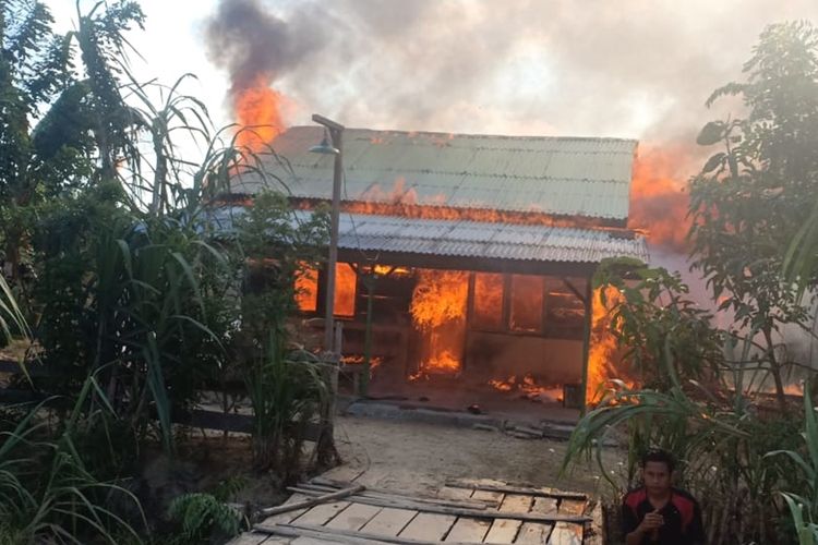 Rumah warga ikut terbakar akibat kebakaran melanda Pulau Enggano sejak satu bulan terakhir dan tak mampu dipadamkan