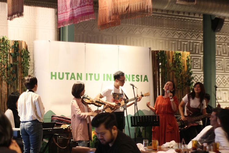 Penampilan S.A.T.U, kolaborasi musisi lintas agama yang memeriahkan acara Jamuan Hutan Itu Beragam, Jumat (17/5/2019)