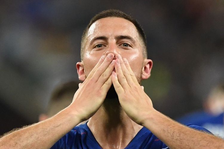 Eden Hazard membalas dukungan penonton seusai mencetak gol pada laga Chelsea vs Arsenal dalam final Liga Europa di Stadion Olimpiade Baku, Azerbaijan, 29 Mei 2019. 